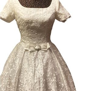 💚🤍NWOT/EMBROIDERED LACE WEDDING DRESS/ #004